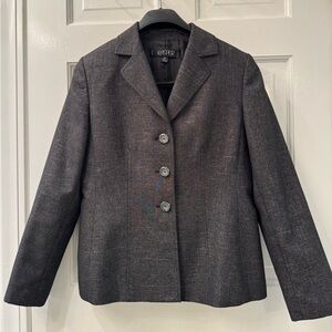 Kasper classic collared 2 piece pant suit.Size 4P  luxurious black and silver